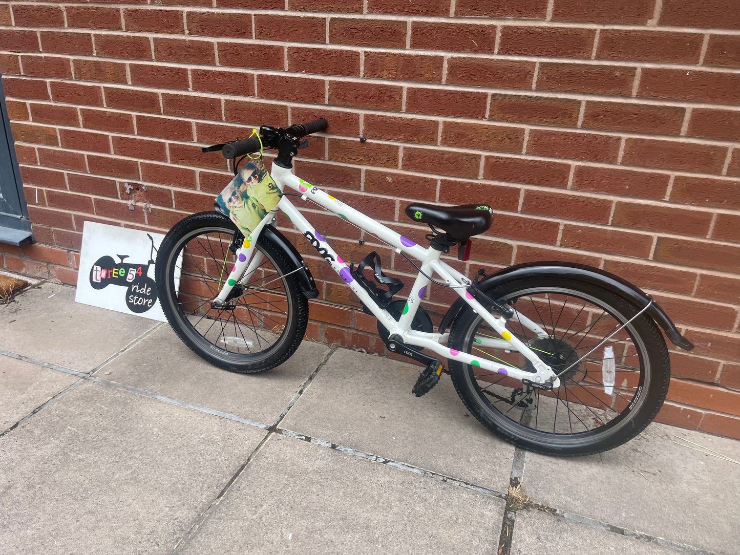 A Pre Loved Frog Bike For Sale, White / Spotty Frog 55, 20” wheels, 8 gears, V brakes, mudguards, bottle cage, very lightweight, 3 month’s warranty, nationwide delivery is available.