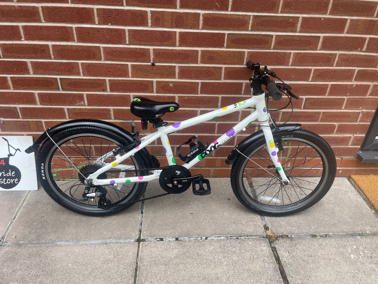 A Pre Loved Frog Bike For Sale, White / Spotty Frog 55, 20” wheels, 8 gears, V brakes, mudguards, bottle cage, very lightweight, 3 month’s warranty, nationwide delivery is available.