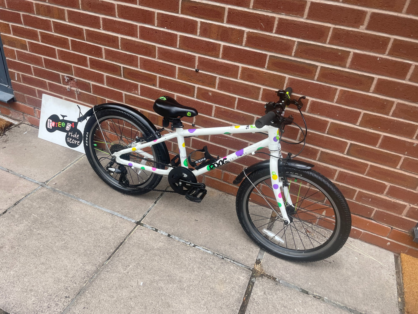 A Pre Loved Frog Bike For Sale, White / Spotty Frog 55, 20” wheels, 8 gears, V brakes, mudguards, bottle cage, very lightweight, 3 month’s warranty, nationwide delivery is available.