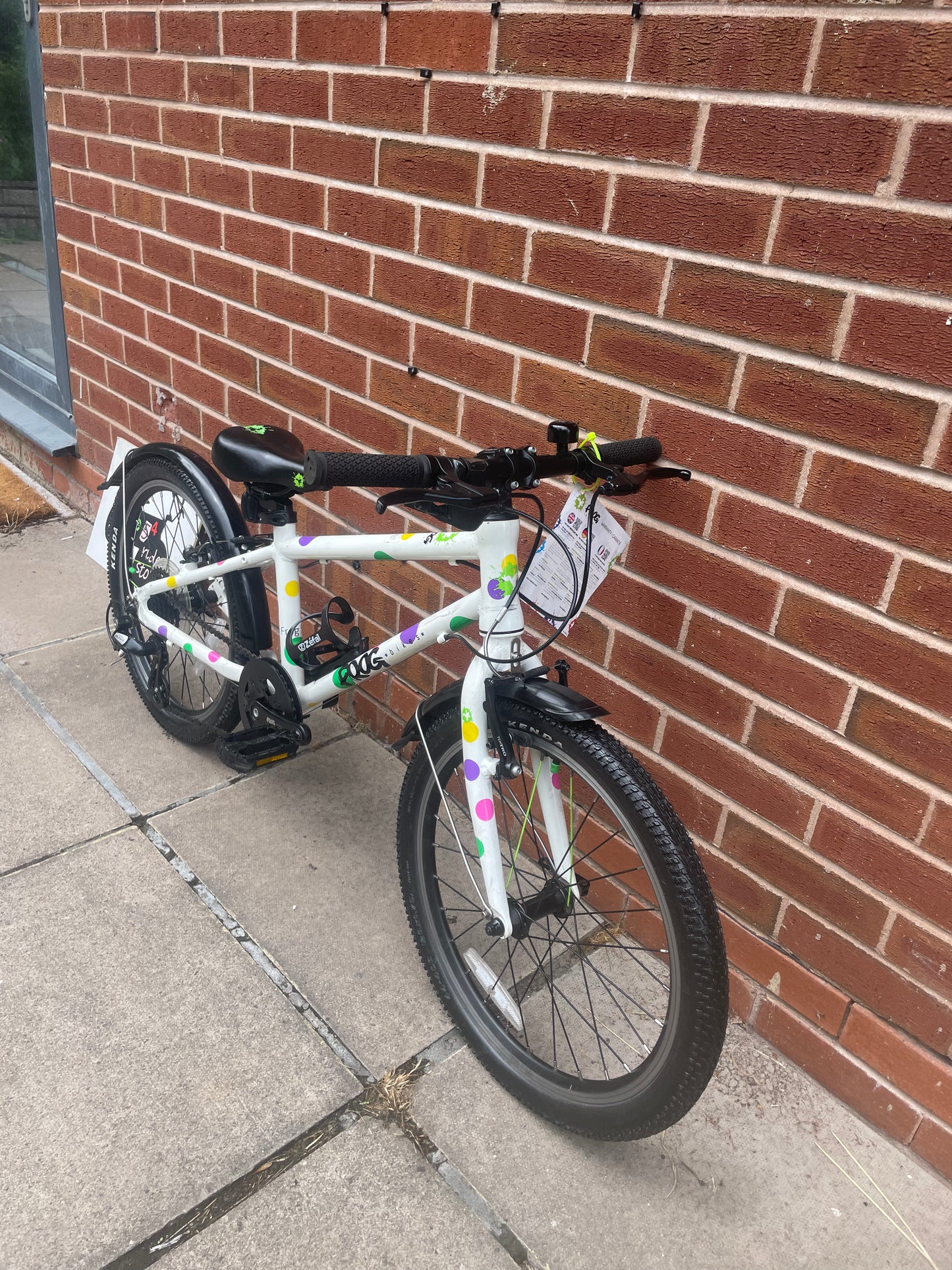 A Pre Loved Frog Bike For Sale, White / Spotty Frog 55, 20” wheels, 8 gears, V brakes, mudguards, bottle cage, very lightweight, 3 month’s warranty, nationwide delivery is available.