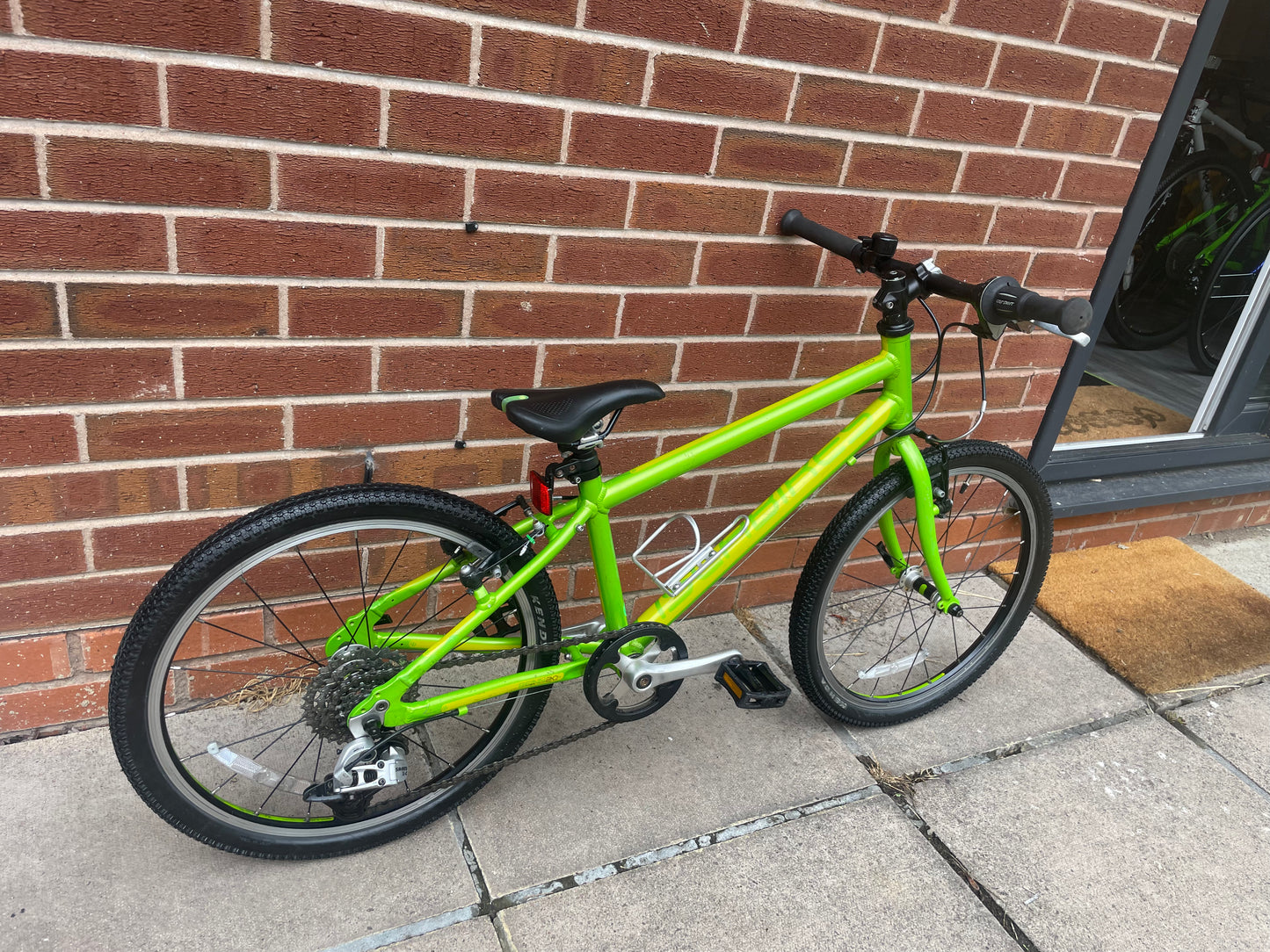 A Pre Loved Isla Bike For Sale, Green Isla Beinn 20 L 20” wheel 8 speed (SRAM) V brakes, bottle cage, very lightweight, fully serviced with 3 months warranty and nationwide delivery.