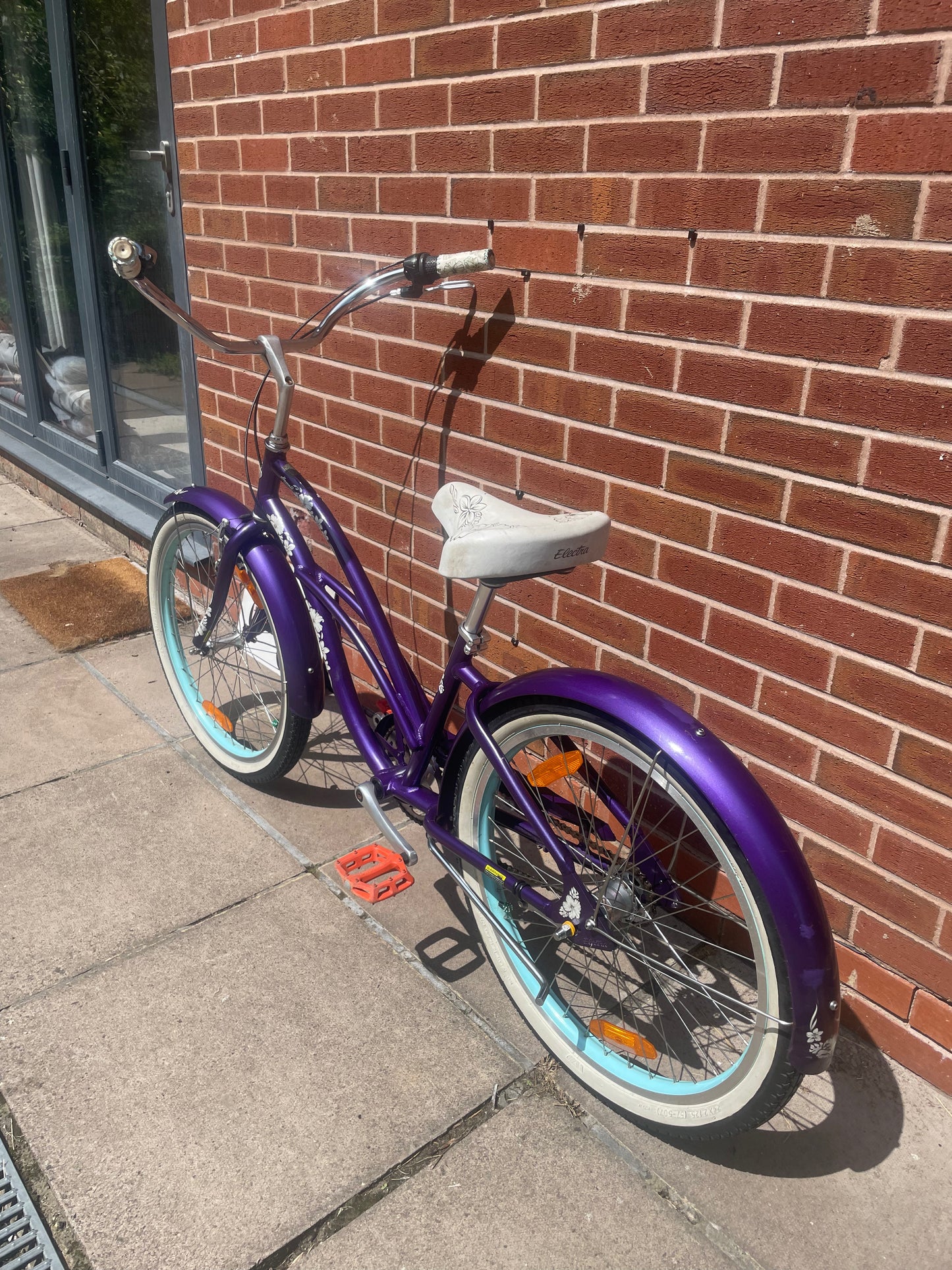 A Pre Loved Electra Bicycle Company Hawaii 24” wheel Adult Size Beach Cruiser For Sale, 3 speed, front V brake, rear coaster brake, Schwinn Stingray style American Import.