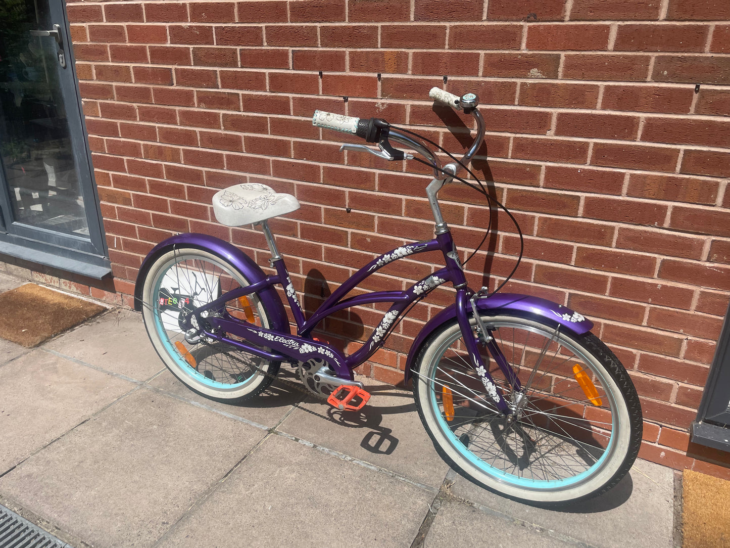 A Pre Loved Electra Bicycle Company Hawaii 24” wheel Adult Size Beach Cruiser For Sale, 3 speed, front V brake, rear coaster brake, Schwinn Stingray style American Import.