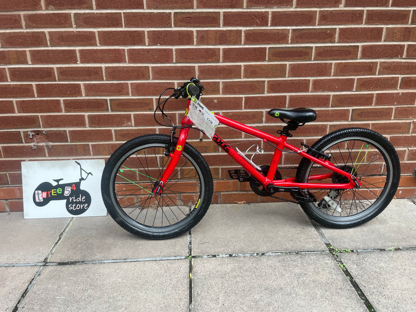 A Pre Loved Frog Bike For Sale, Red Frog 52 lightweight children’s bicycle, 20” wheels, 8 speed, V brakes, bottle cage, aluminium pedals, nationwide delivery is available.
