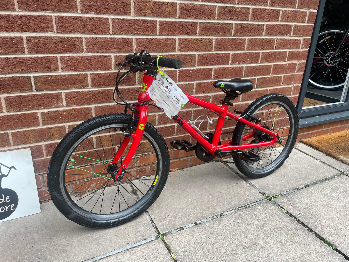 A Pre Loved Frog Bike For Sale, Red Frog 52 lightweight children’s bicycle, 20” wheels, 8 speed, V brakes, bottle cage, aluminium pedals, nationwide delivery is available.