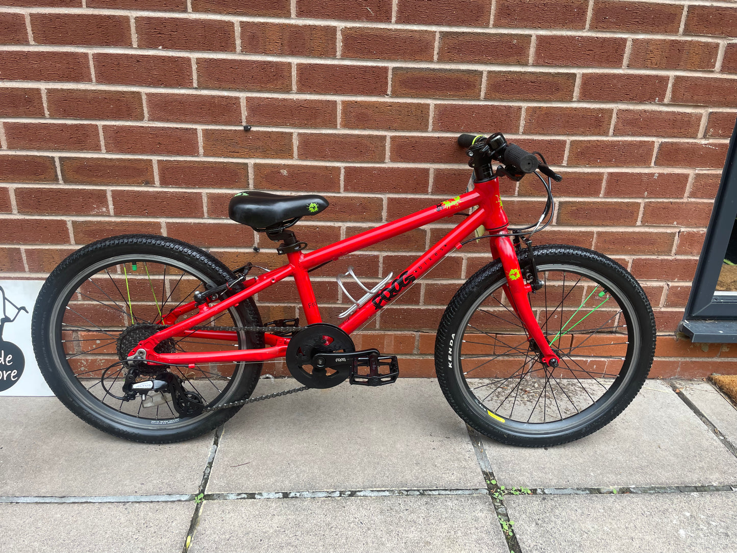 A Pre Loved Frog Bike For Sale, Red Frog 52 lightweight children’s bicycle, 20” wheels, 8 speed, V brakes, bottle cage, aluminium pedals, nationwide delivery is available.