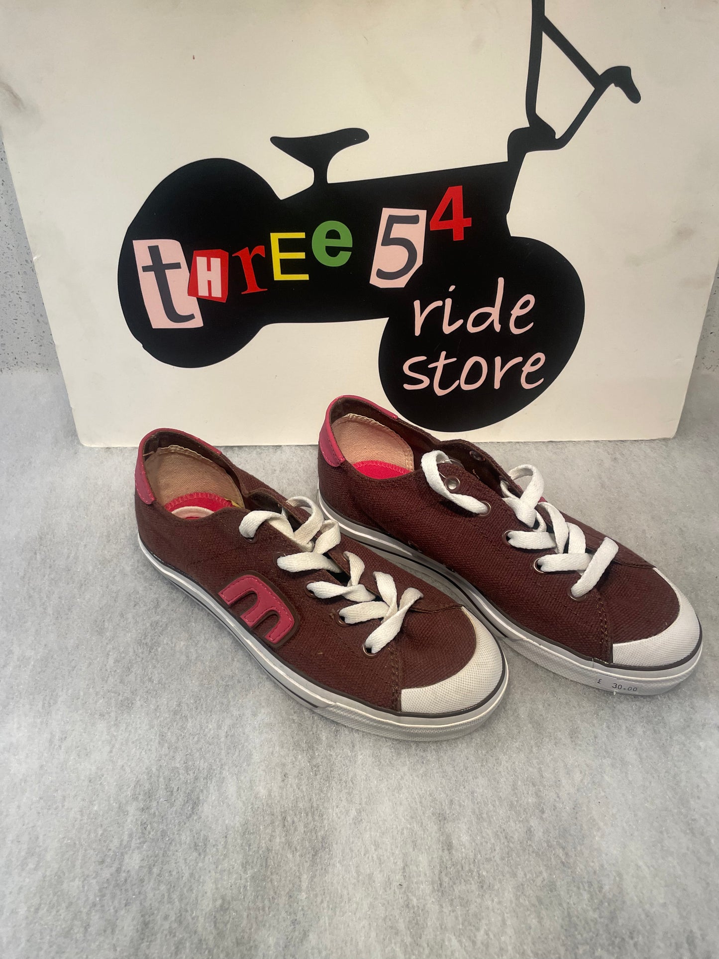 Etnies Bernie Women’s Girls skate shoes brown and pink.