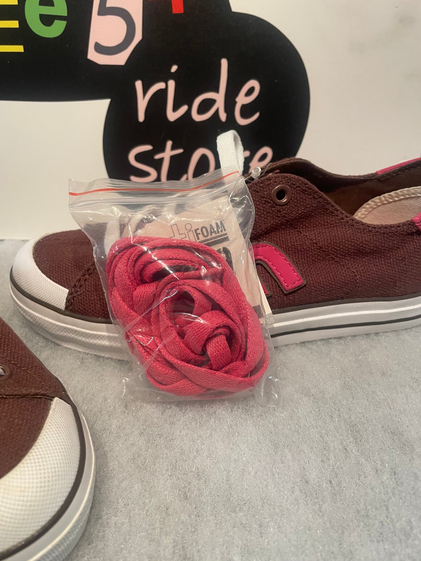 Etnies Bernie Women’s Girls skate shoes brown and pink.