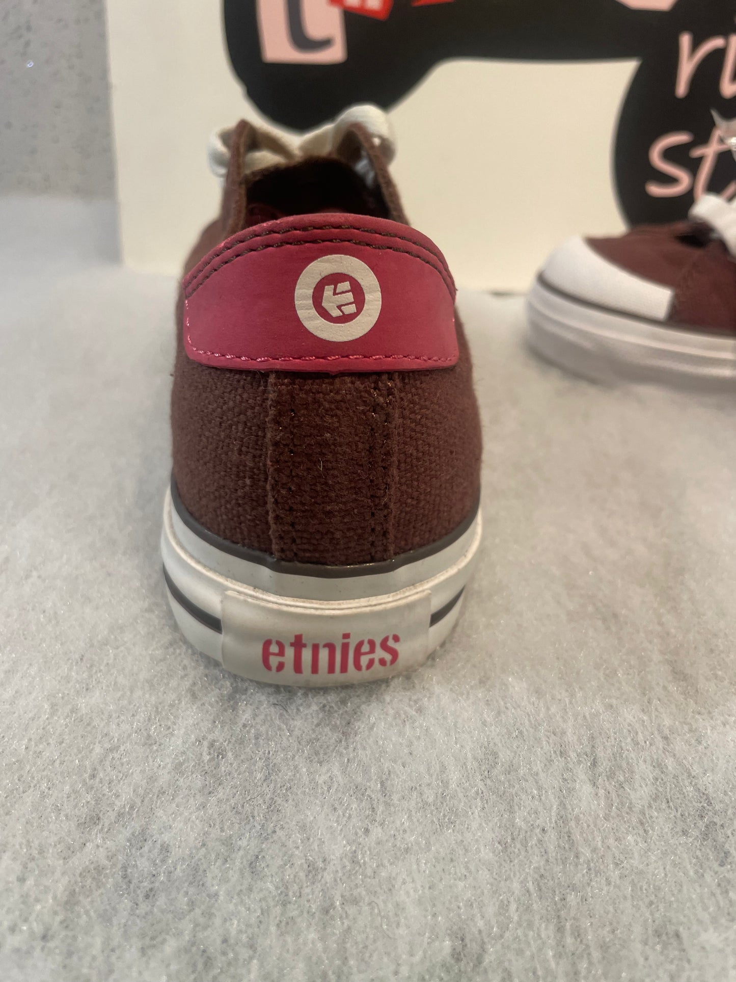 Etnies Bernie Women’s Girls skate shoes brown and pink.