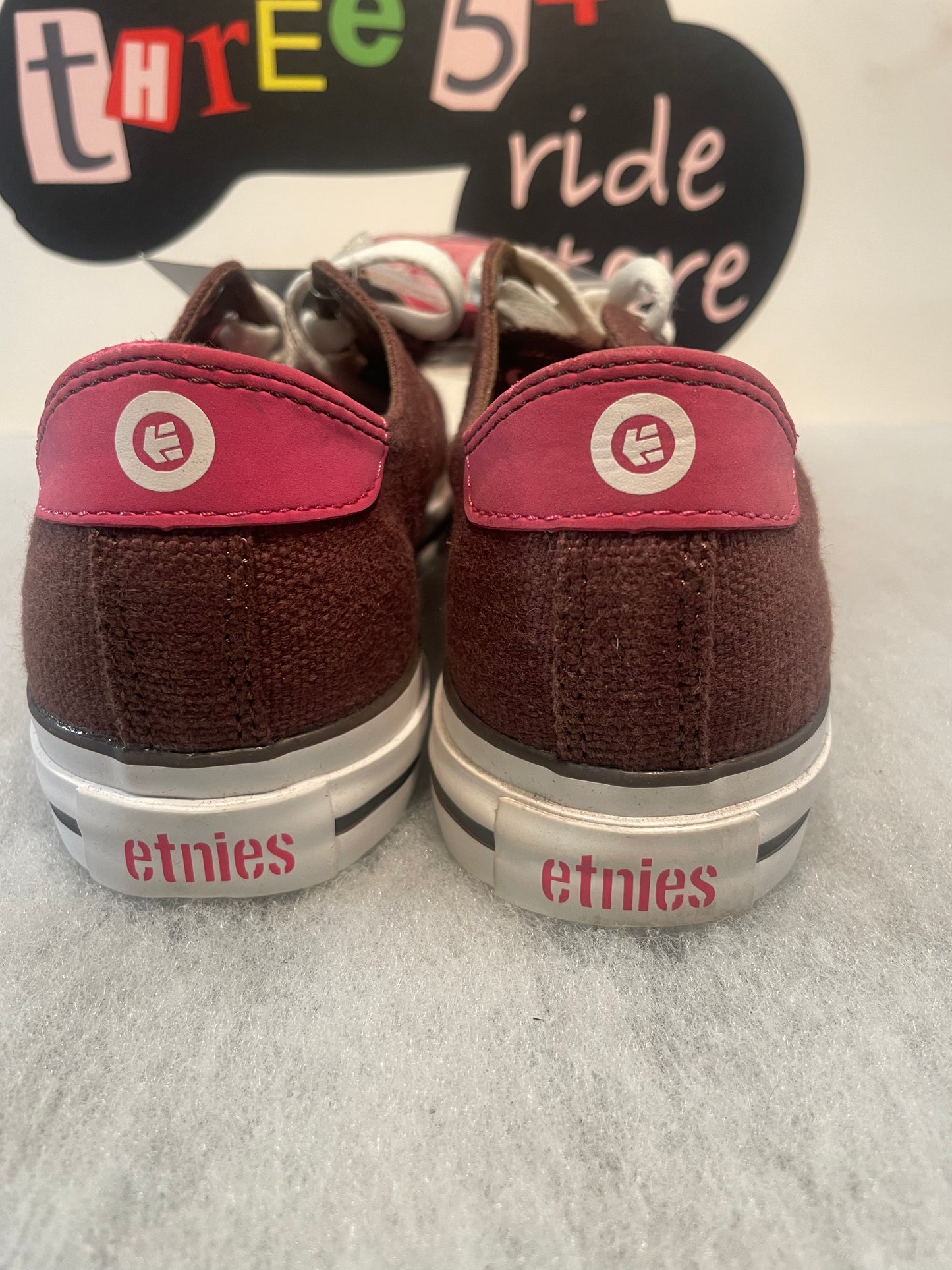 Etnies Bernie Women’s Girls skate shoes brown and pink.