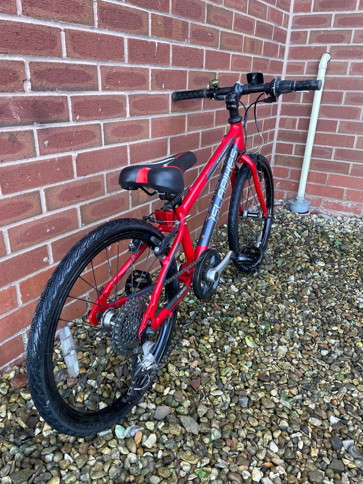 A Pre Loved Isla Bike For Sale, Red Isla Beinn 20S, 20β wheels, 8 speed, V brakes, very lightweight, nationwide delivery is available.