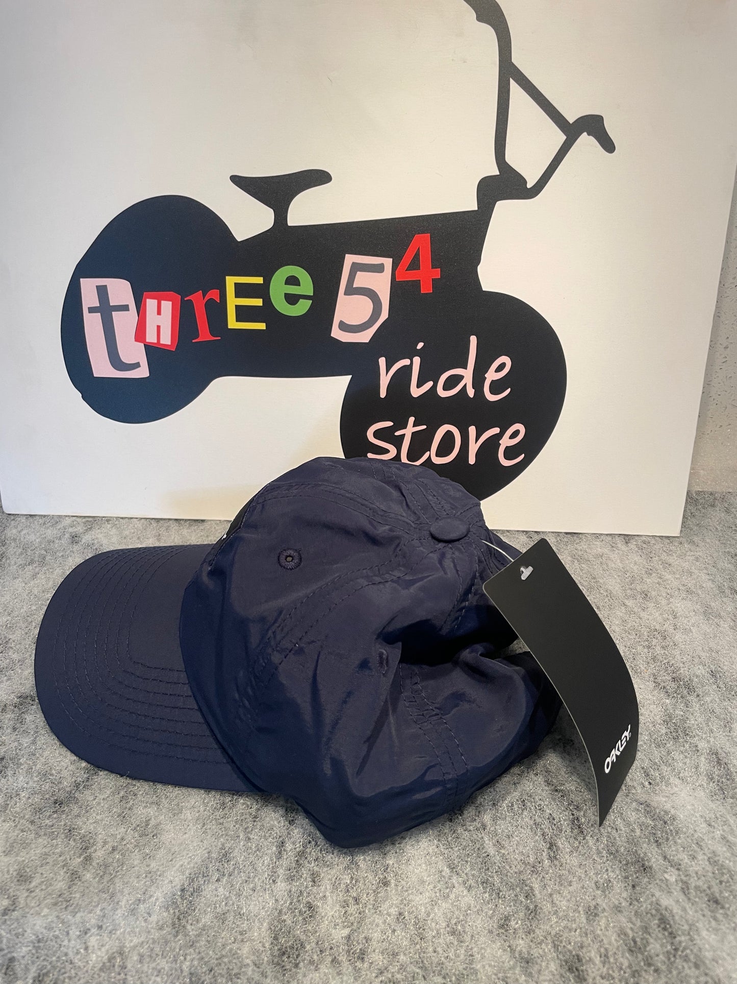 Oakley cap, navy blue, fully adjustable.