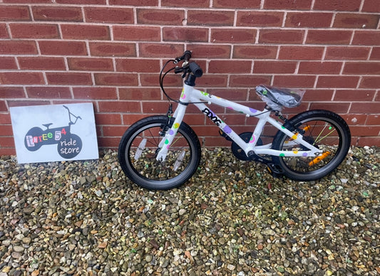 A Pre Loved Frog Bike For Sale, Frog 48, White/Spotty, 16” wheels, V breaks, brand new seat fitted, very lightweight, nationwide delivery is available.