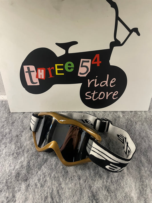 Arnette Snow sports goggles, snowboarding, skiing, Gold frame with silver mirror lenses.