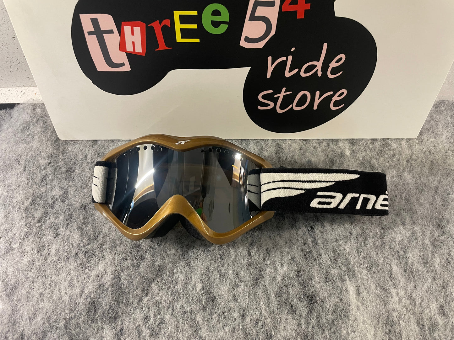 Arnette Snow sports goggles, snowboarding, skiing, Gold frame with silver mirror lenses.