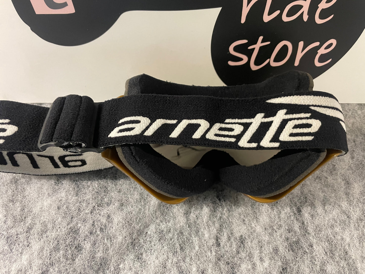 Arnette Snow sports goggles, snowboarding, skiing, Gold frame with silver mirror lenses.