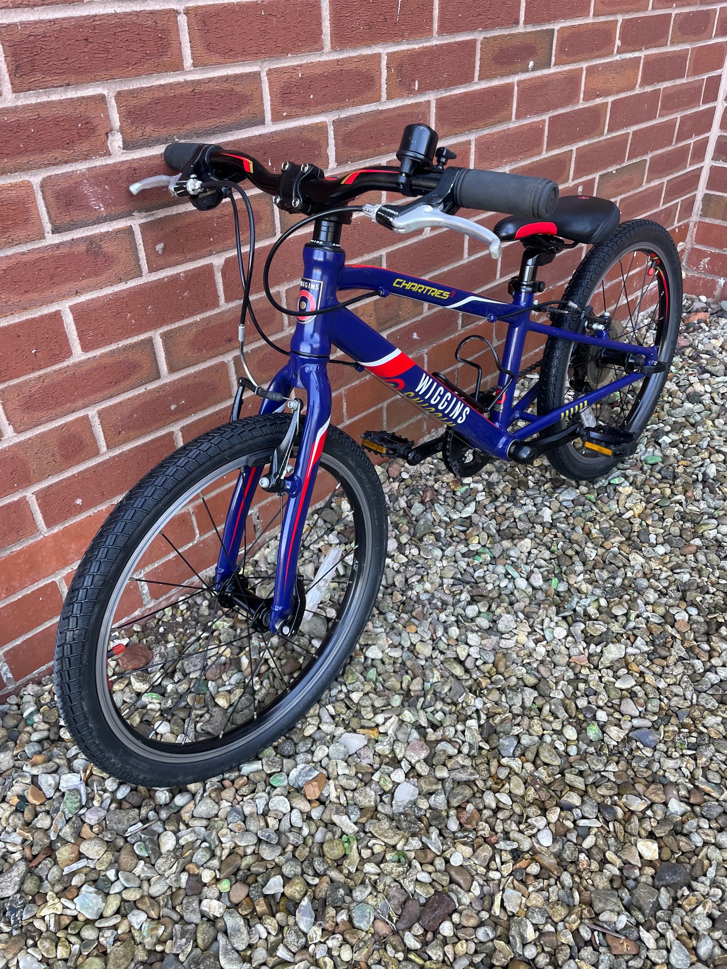 A Pre Loved Wiggins Bike For Sale, Wiggins Chartres 20” Hybrid Bike, 7 Speed, V brakes, bottle cage, very lightweight, nationwide delivery is available.
