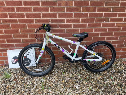 A Pre Loved Frog Bike For Sale, White/spotty Frog 55, Hybrid bike, 20” wheels, 8 speed, V brakes, bottle cage, very lightweight, 3 month warranty, nationwide delivery is available