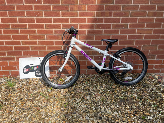 A Pre Loved Squish Bike For Sale, White Squish 20” youth hybrid bike, 20” wheels, 8 speed, V brakes, very lightweight, 3 months warranty, nationwide delivery is available.