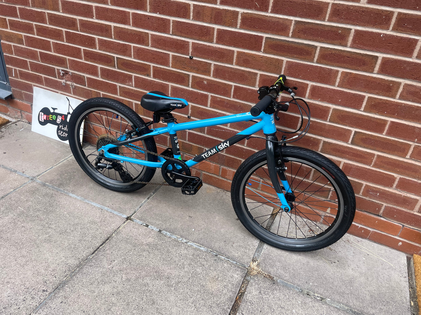 A Pre Loved Frog Bike For Sale, Team Sky Frog 52, 20” wheels, 8 gears, V brakes, very lightweight, nationwide delivery is available.