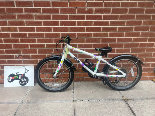 A Pre Loved Frog Bike For Sale, White / Spotty Frog 55, 20” wheels, 8 gears, V brakes, mudguards, bottle cage, very lightweight, 3 month’s warranty, nationwide delivery is available.