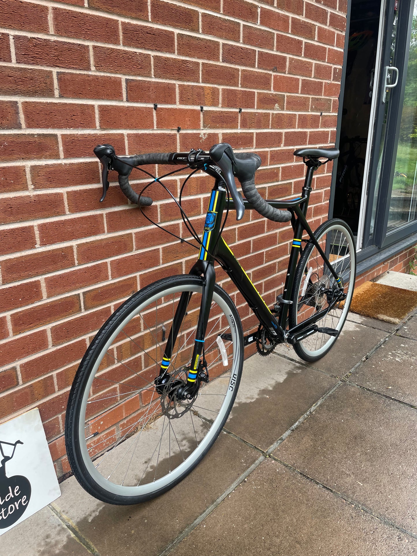 Brand New GT Grade Road Bike / Gravel Bike For Sale, 58cm XL, 16 speed, front and rear disc brakes, aluminium frame and forks, nationwide delivery is available.