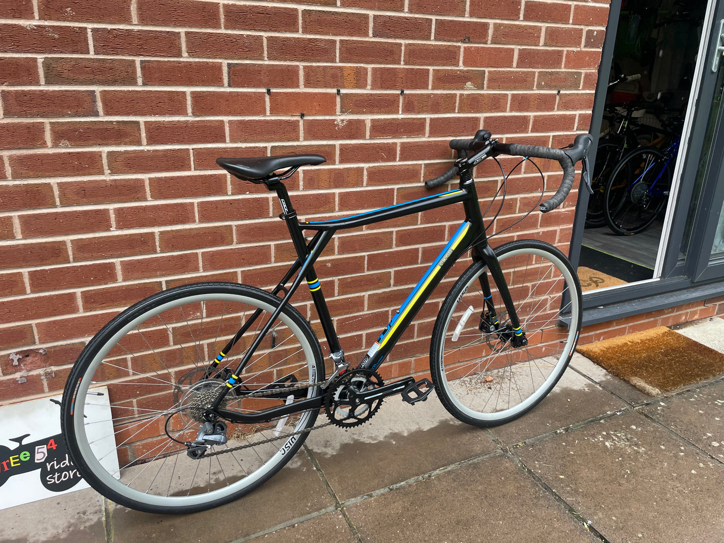Brand New GT Grade Road Bike / Gravel Bike For Sale, 58cm XL, 16 speed, front and rear disc brakes, aluminium frame and forks, nationwide delivery is available.