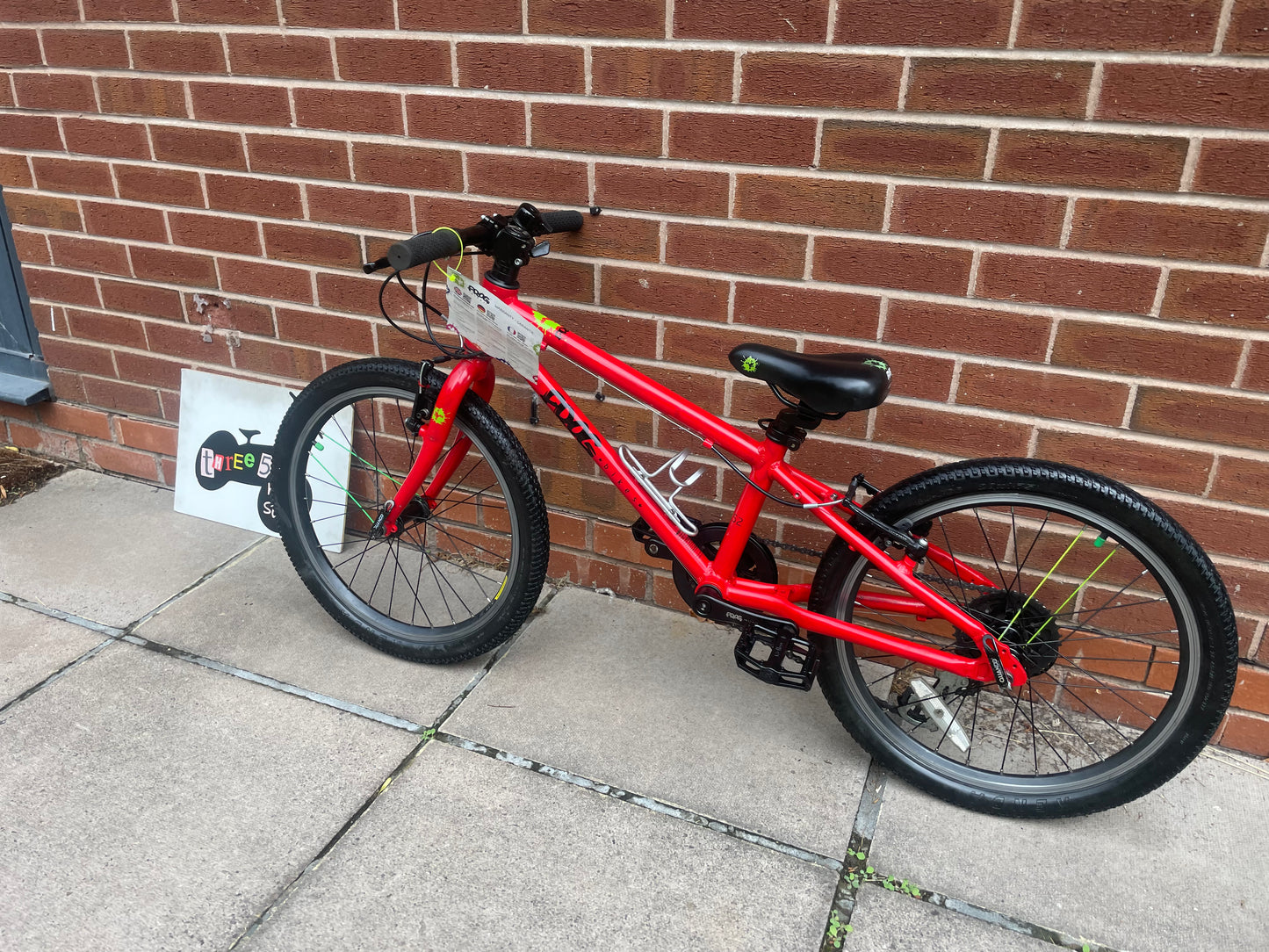 A Pre Loved Frog Bike For Sale, Red Frog 52 lightweight children’s bicycle, 20” wheels, 8 speed, V brakes, bottle cage, aluminium pedals, nationwide delivery is available.
