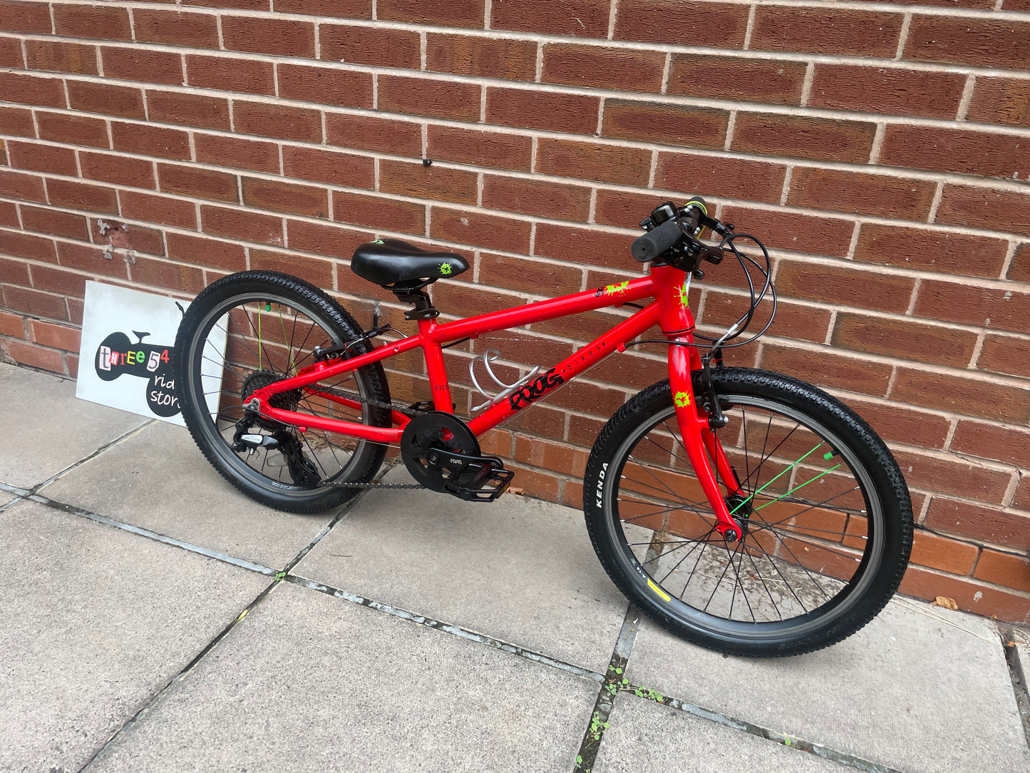 A Pre Loved Frog Bike For Sale, Red Frog 52 lightweight children’s bicycle, 20” wheels, 8 speed, V brakes, bottle cage, aluminium pedals, nationwide delivery is available.