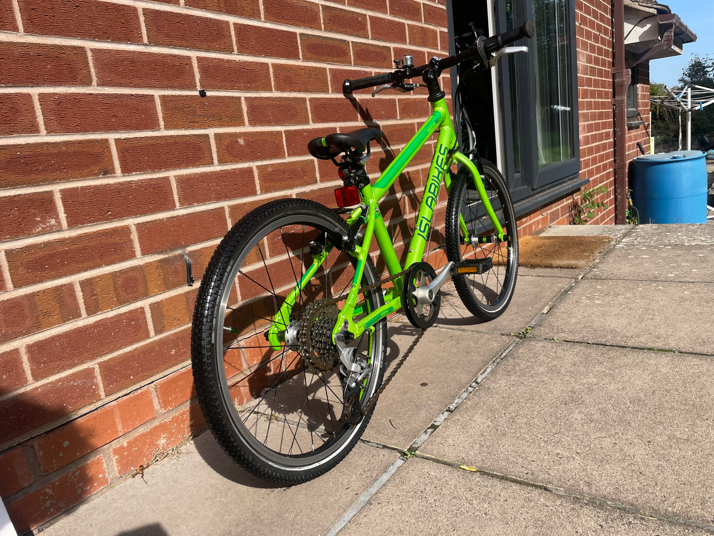 A Pre Loved Isla Bike, Green Isla Beinn 20L lightweight children’s bicycle, 20” wheels, 8 speed, V brakes, nationwide delivery is available.