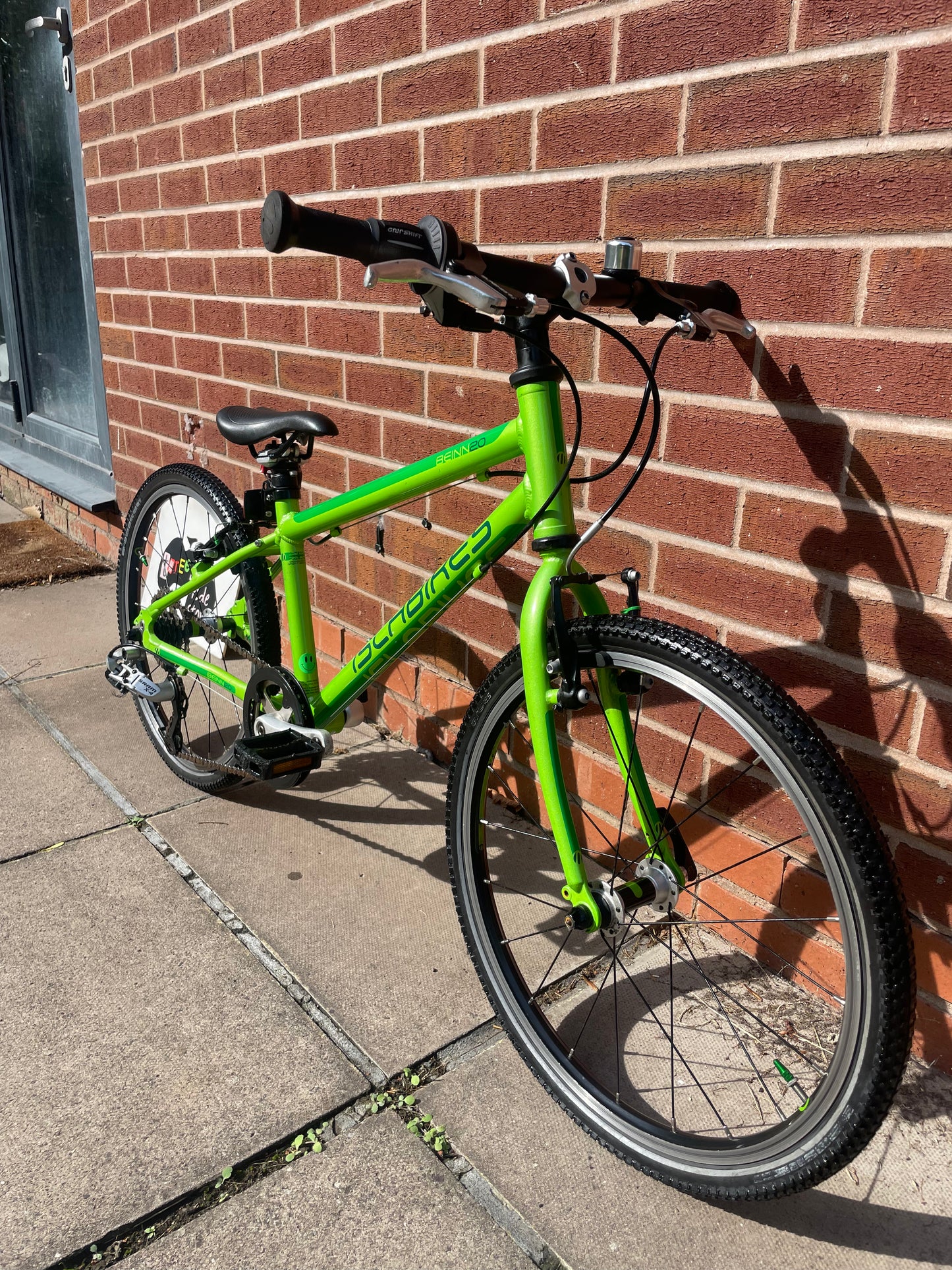 A Pre Loved Isla Bike, Green Isla Beinn 20L lightweight children’s bicycle, 20” wheels, 8 speed, V brakes, nationwide delivery is available.