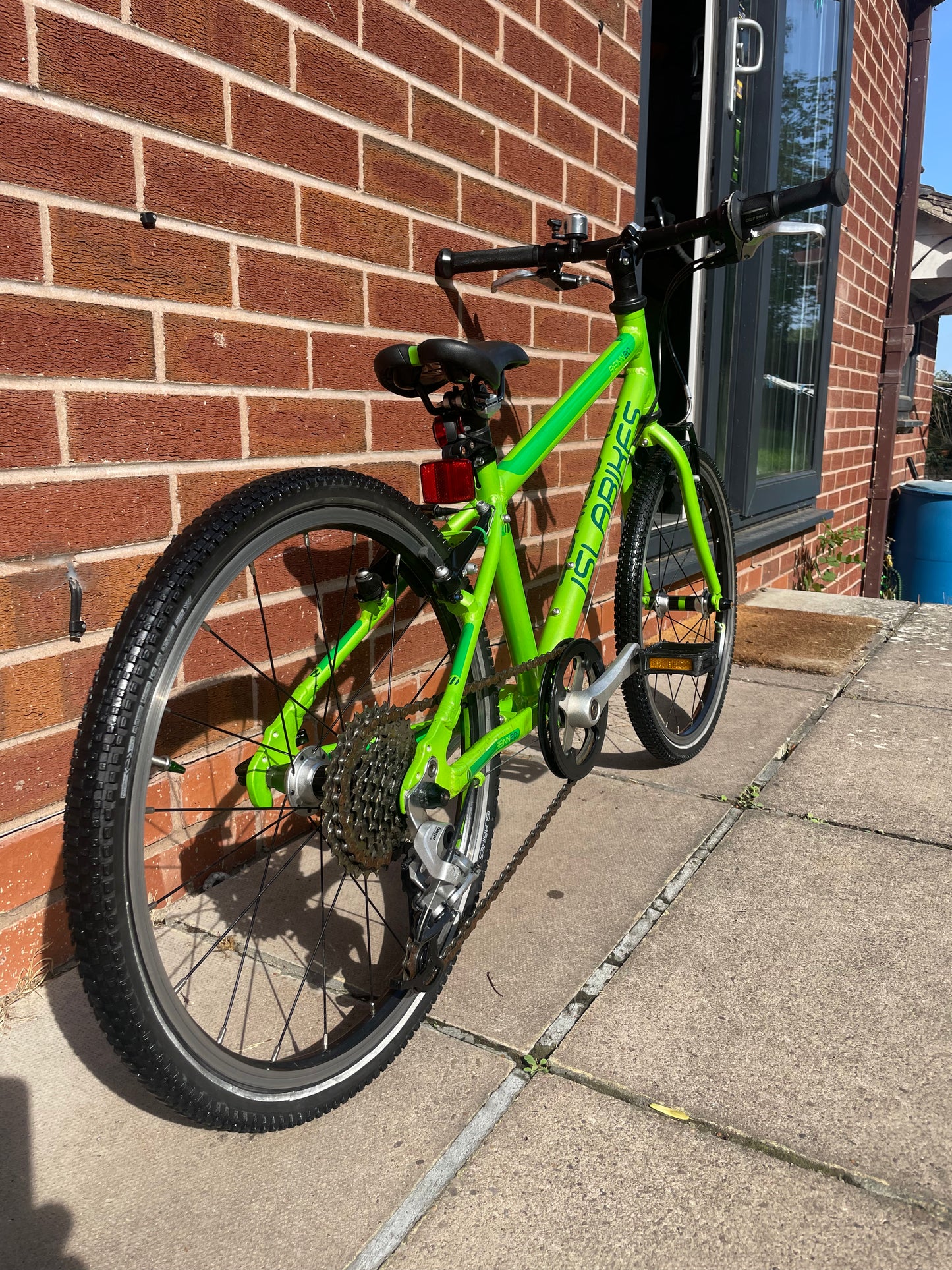 A Pre Loved Isla Bike, Green Isla Beinn 20L lightweight children’s bicycle, 20” wheels, 8 speed, V brakes, nationwide delivery is available.