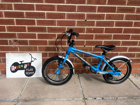 A Pre Loved Isla Cnoc 14 first pedal bike For Sale, Blue, 14” wheels, V brakes, mudguards, very lightweight, nationwide delivery is available.