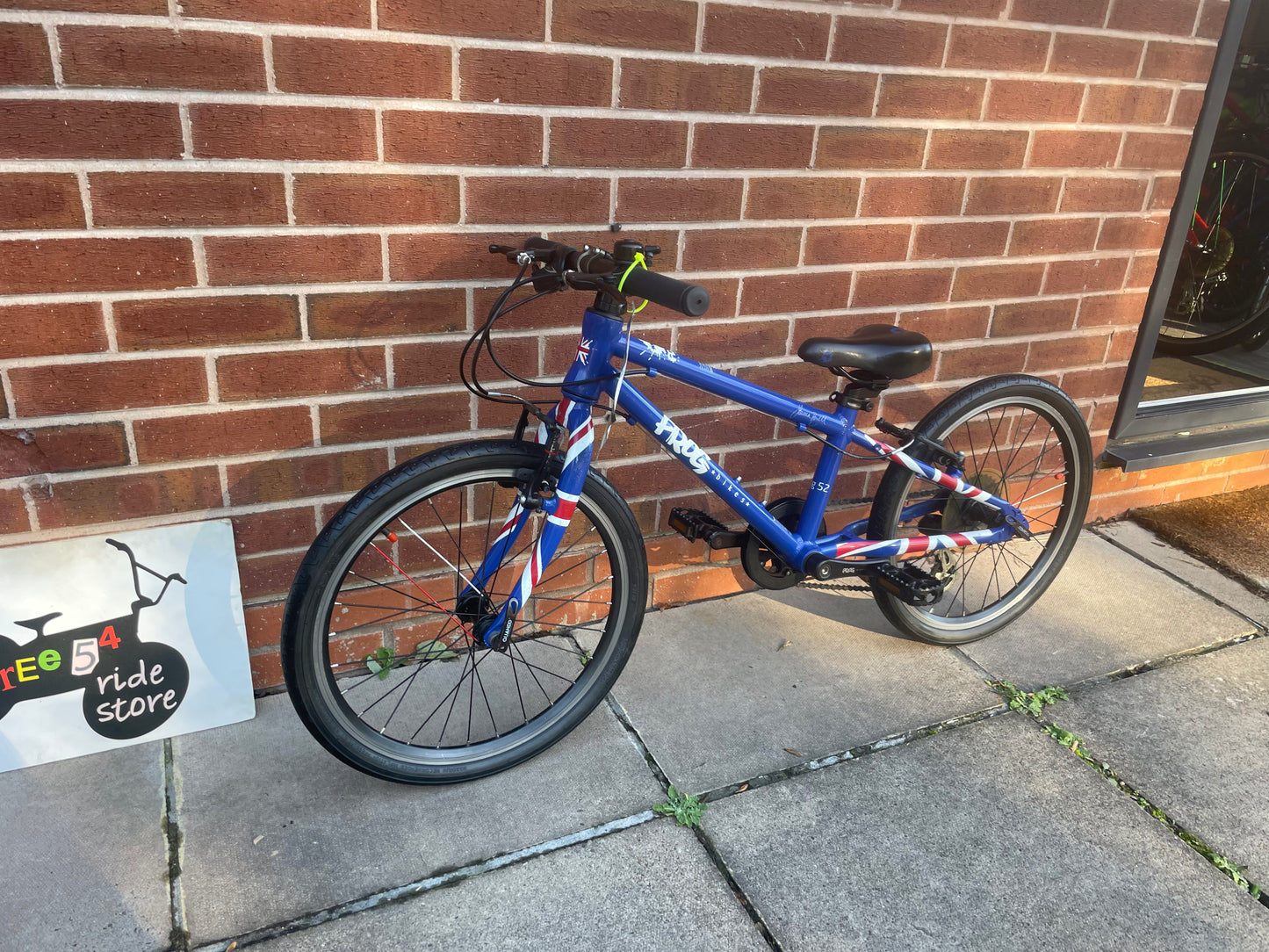 A Pre Loved Frog Bike For Sale, Blue Frog 52 Frog 53, 20” wheels, 8 speed, V brakes, very lightweight, nationwide delivery is available.