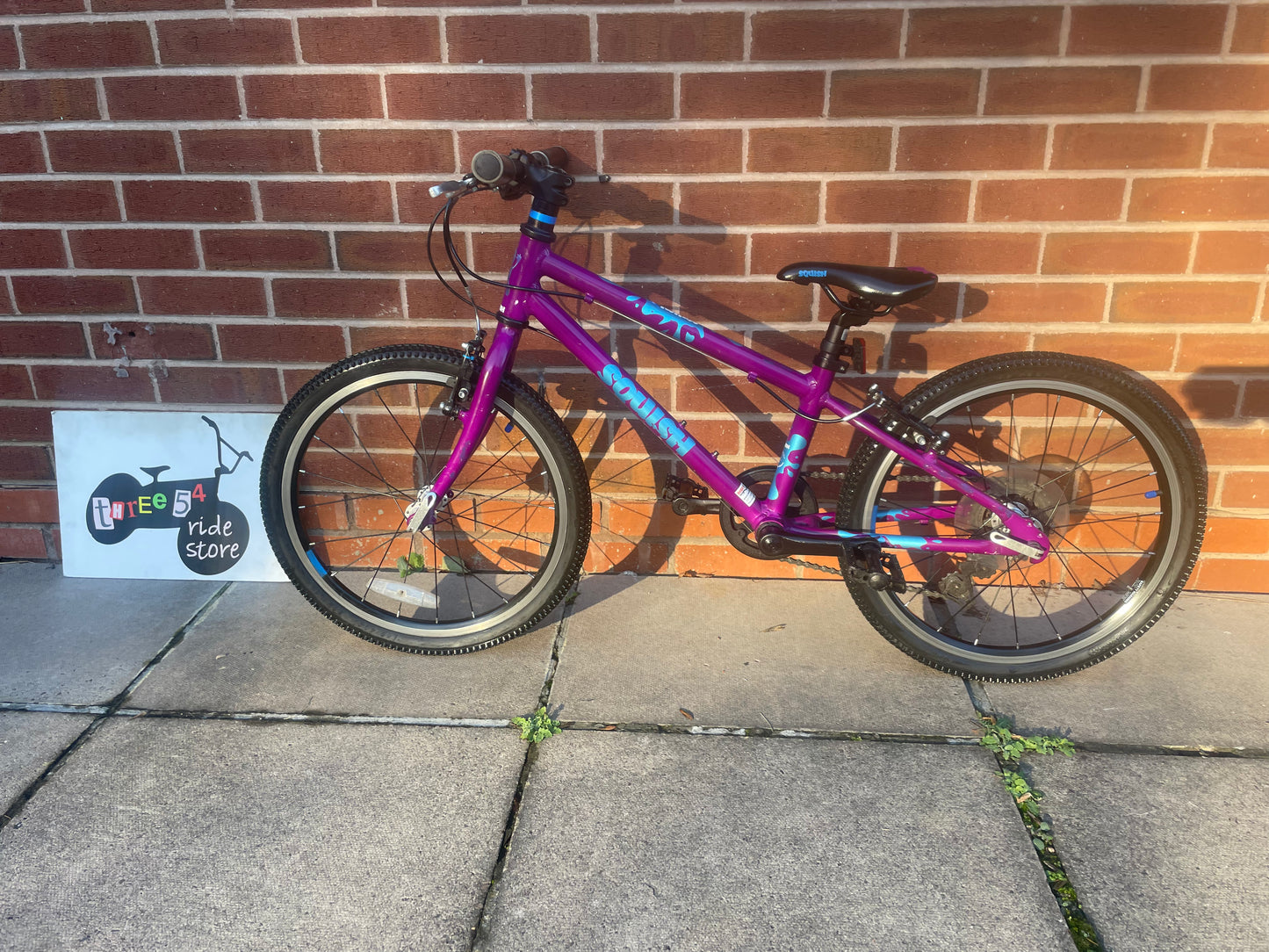 A Pre Loved Squish Bike For Sale, Purple 20” wheel size hybrid bike, 8 speed, V brakes, very lightweight, nationwide delivery is available.
