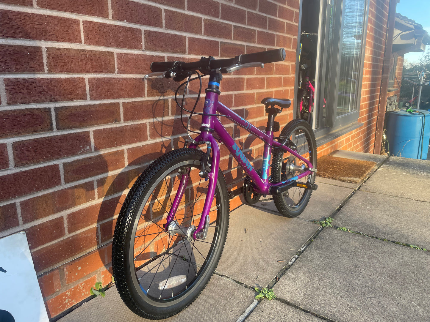 A Pre Loved Squish Bike For Sale, Purple 20” wheel size hybrid bike, 8 speed, V brakes, very lightweight, nationwide delivery is available.