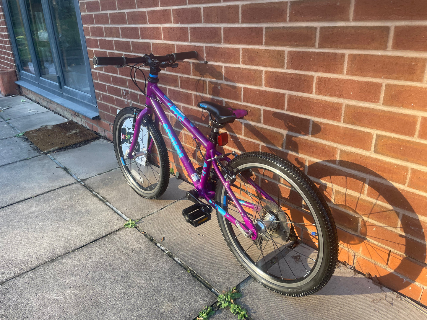 A Pre Loved Squish Bike For Sale, Purple 20” wheel size hybrid bike, 8 speed, V brakes, very lightweight, nationwide delivery is available.