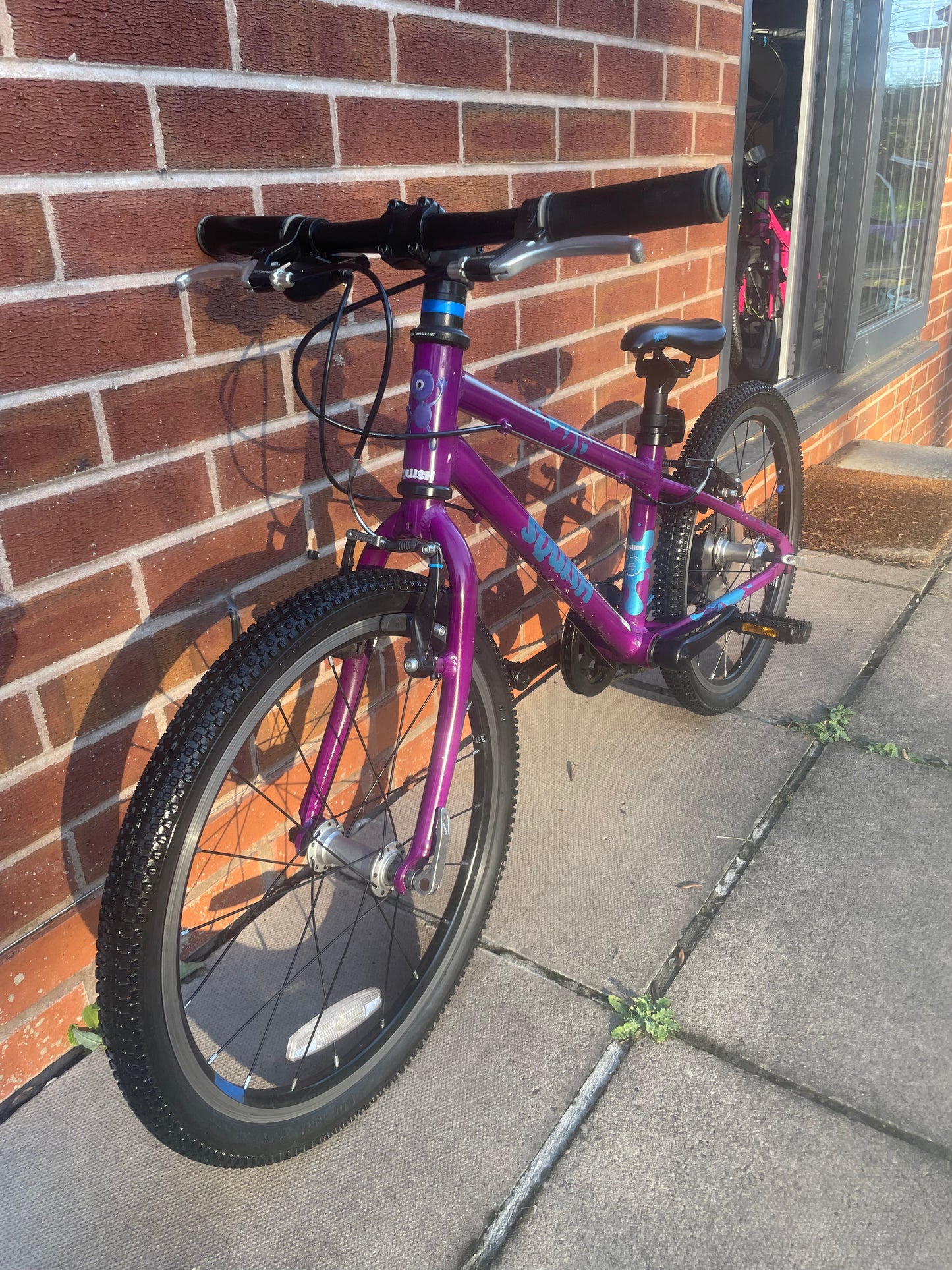 A Pre Loved Squish Bike For Sale, Purple 20” wheel size hybrid bike, 8 speed, V brakes, very lightweight, nationwide delivery is available.