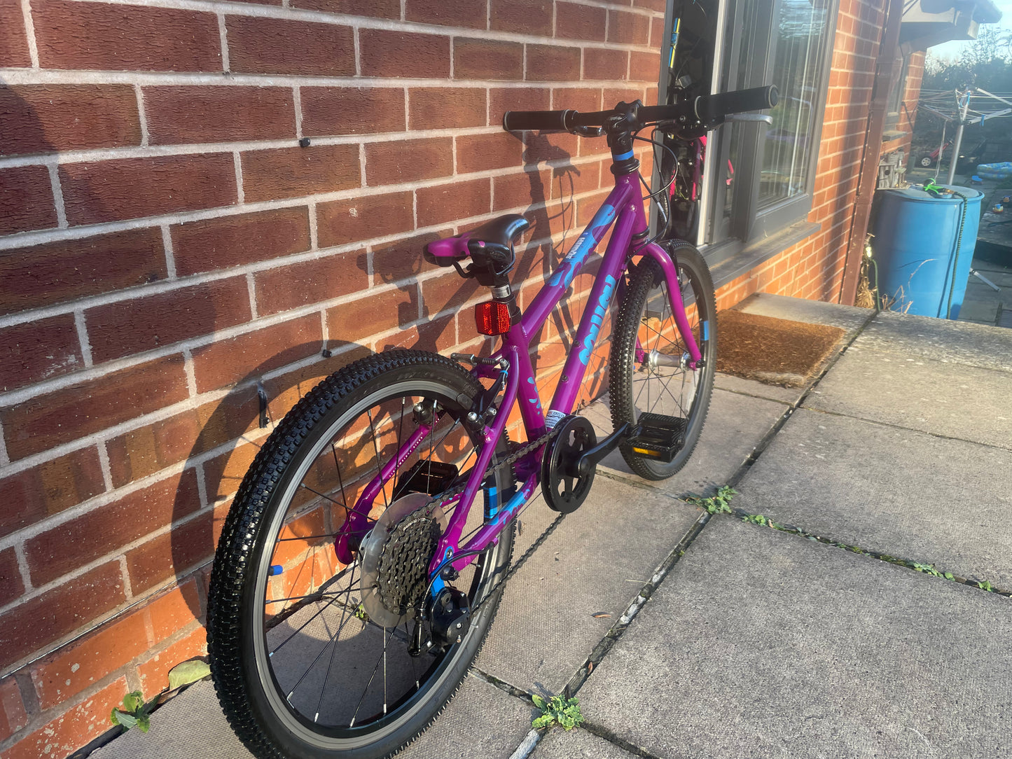 A Pre Loved Squish Bike For Sale, Purple 20” wheel size hybrid bike, 8 speed, V brakes, very lightweight, nationwide delivery is available.