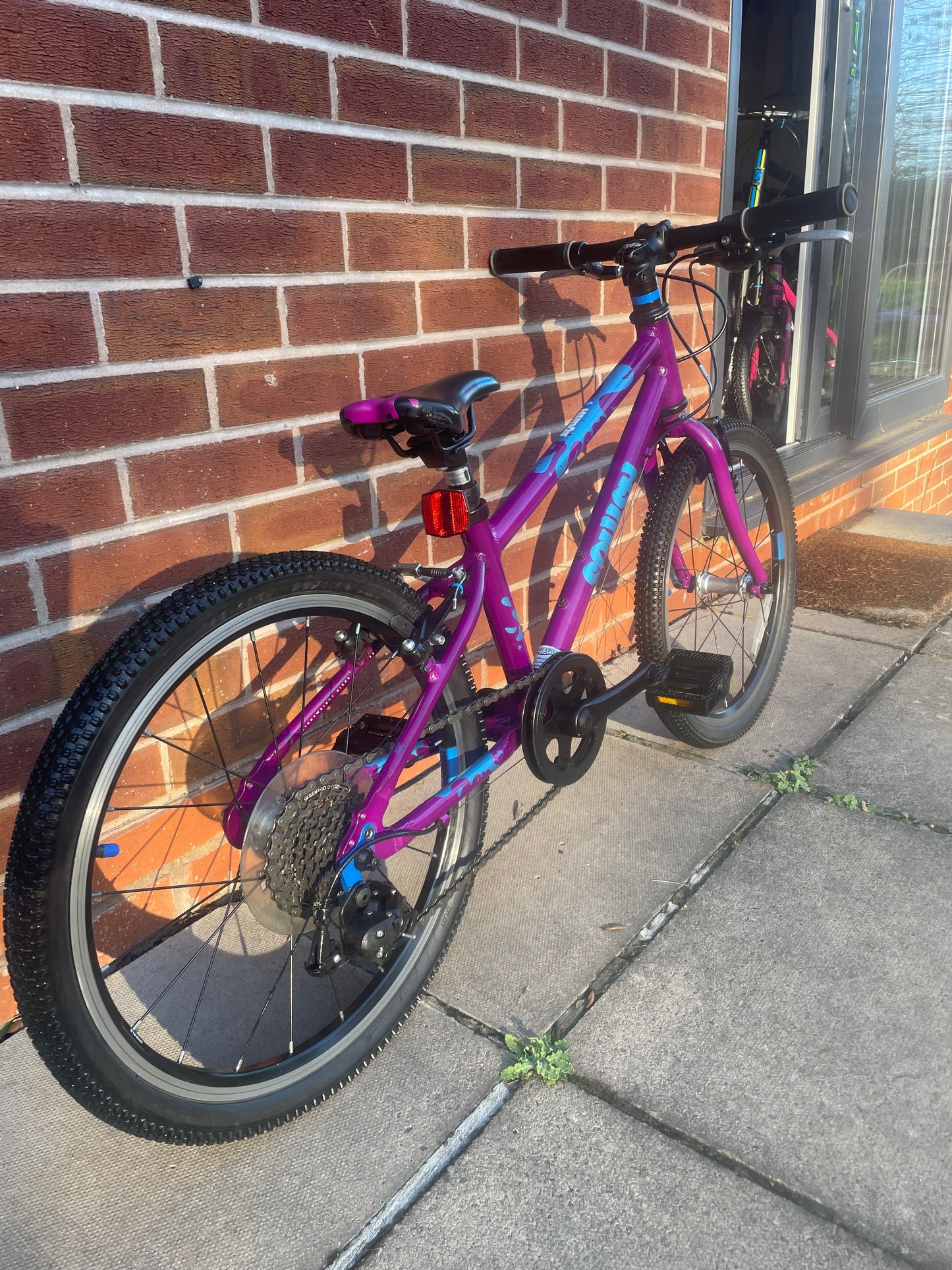 A Pre Loved Squish Bike For Sale, Purple 20” wheel size hybrid bike, 8 speed, V brakes, very lightweight, nationwide delivery is available.