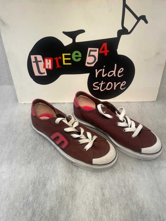 Etnies Bernie Women’s Girls skate shoes brown and pink.
