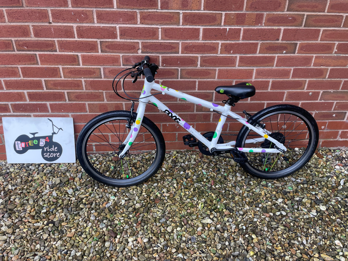 A Pre Loved Frog Bike For Sale, White/Spotty Frog 55, 20” wheels, 8 Speed, V brakes, very lightweight, fully serviced, nationwide delivery is available.