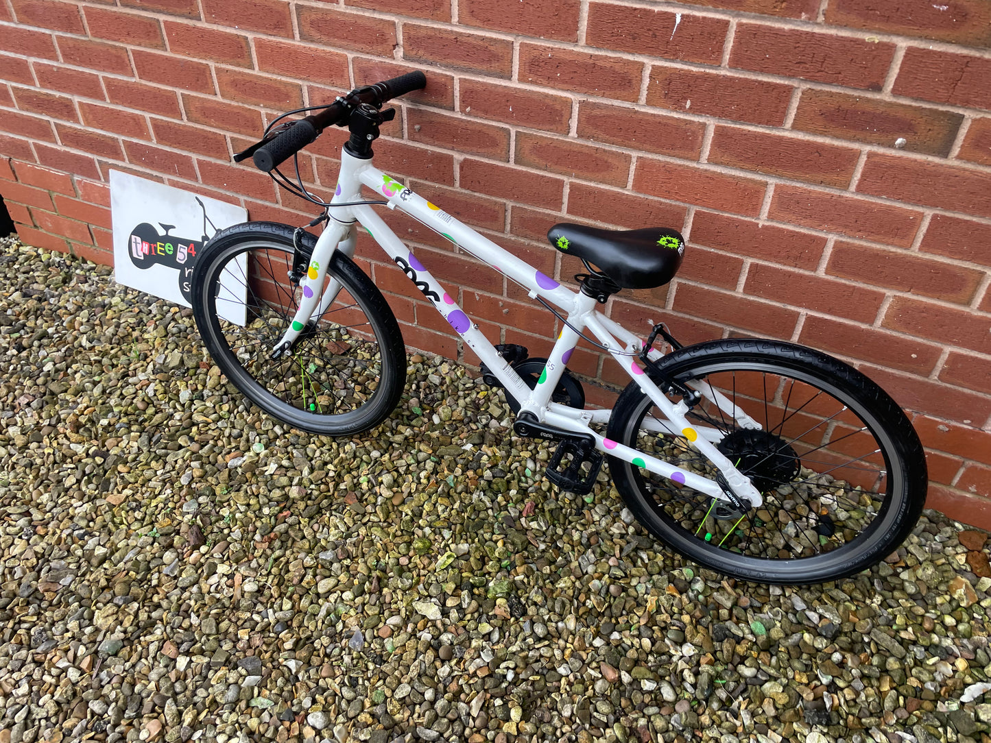 A Pre Loved Frog Bike For Sale, White/Spotty Frog 55, 20” wheels, 8 Speed, V brakes, very lightweight, fully serviced, nationwide delivery is available.