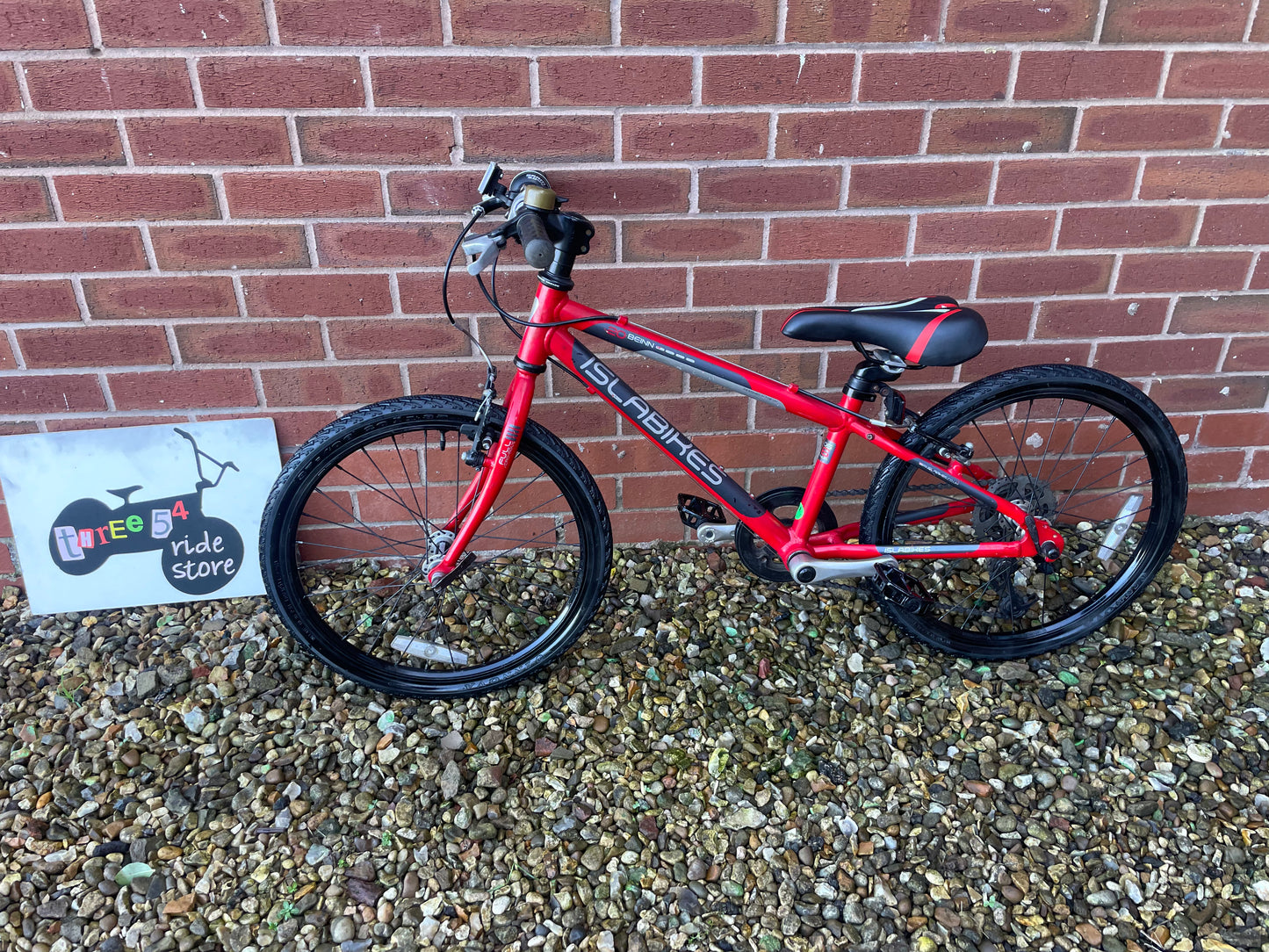 A Pre Loved Isla Bike For Sale, Red Isla Beinn 20S, 20” wheels, 8 speed, V brakes, very lightweight, nationwide delivery is available.