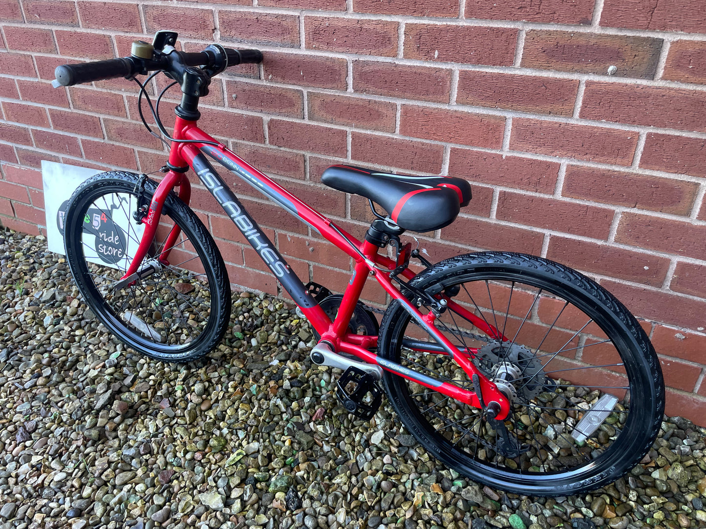 A Pre Loved Isla Bike For Sale, Red Isla Beinn 20S, 20” wheels, 8 speed, V brakes, very lightweight, nationwide delivery is available.