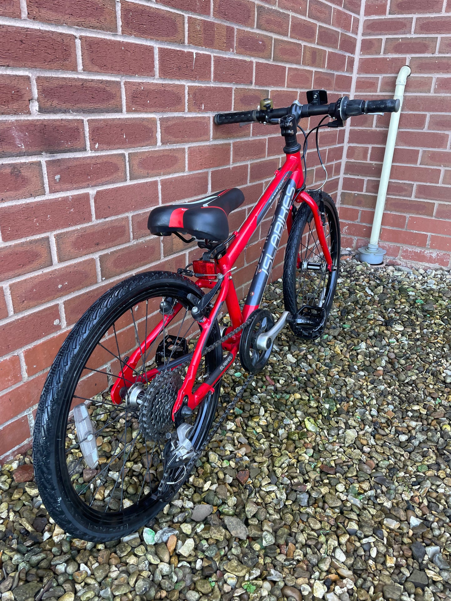 A Pre Loved Isla Bike For Sale, Red Isla Beinn 20S, 20” wheels, 8 speed, V brakes, very lightweight, nationwide delivery is available.